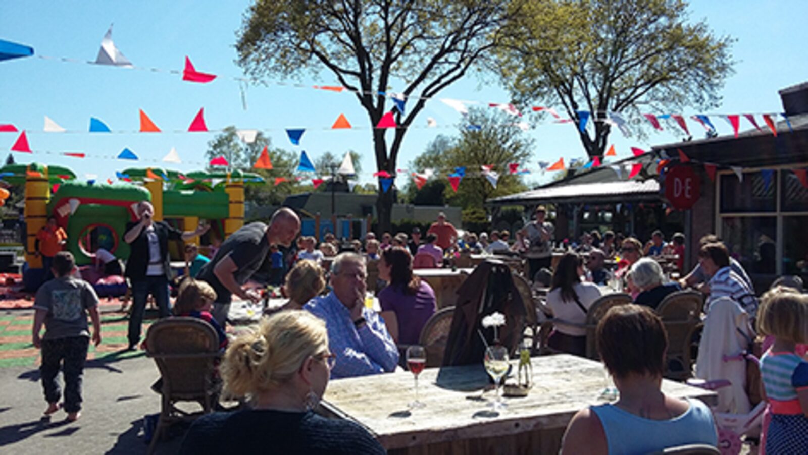 Campingplatz mit eigenem Sanitärgebäude