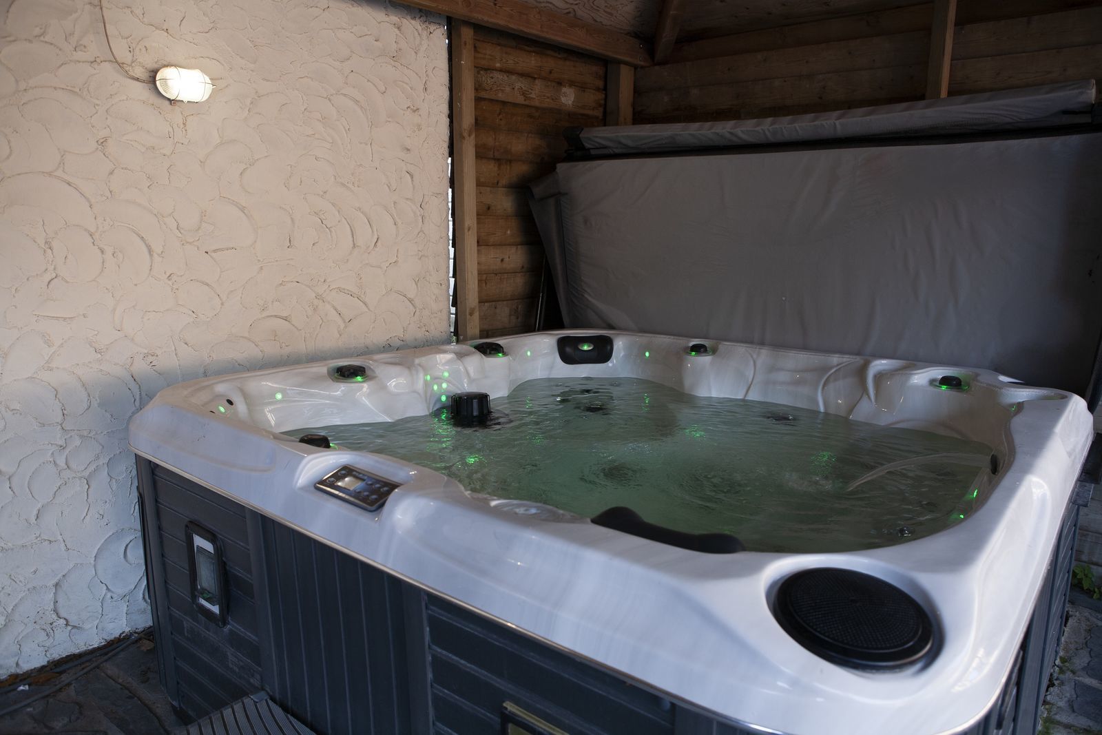 18-person spa bungalow